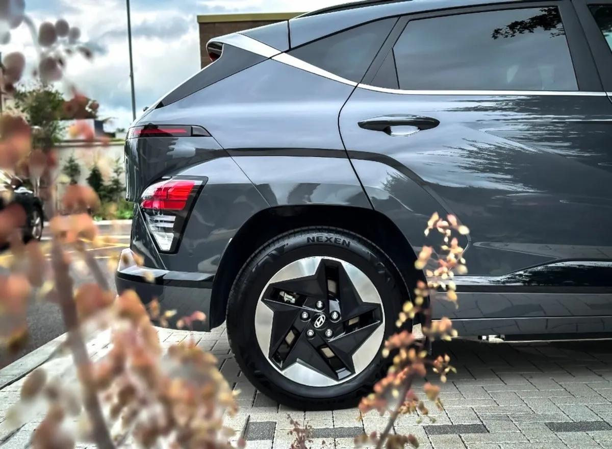 Hyundai KONA Kona EV Platinum  65kWh, Hi Spec Leat - Image 2