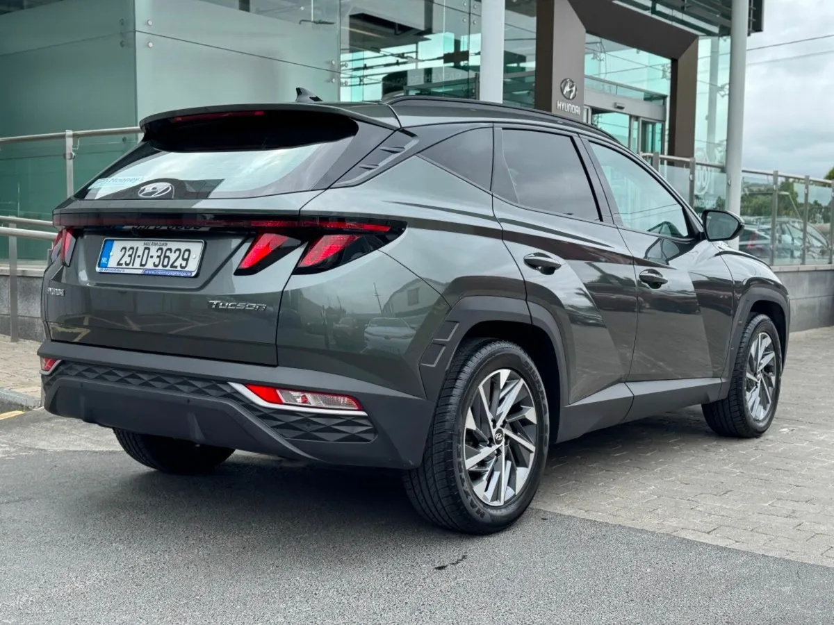 Hyundai Tucson 2WD Executive, Grey Leather , Low M - Image 4
