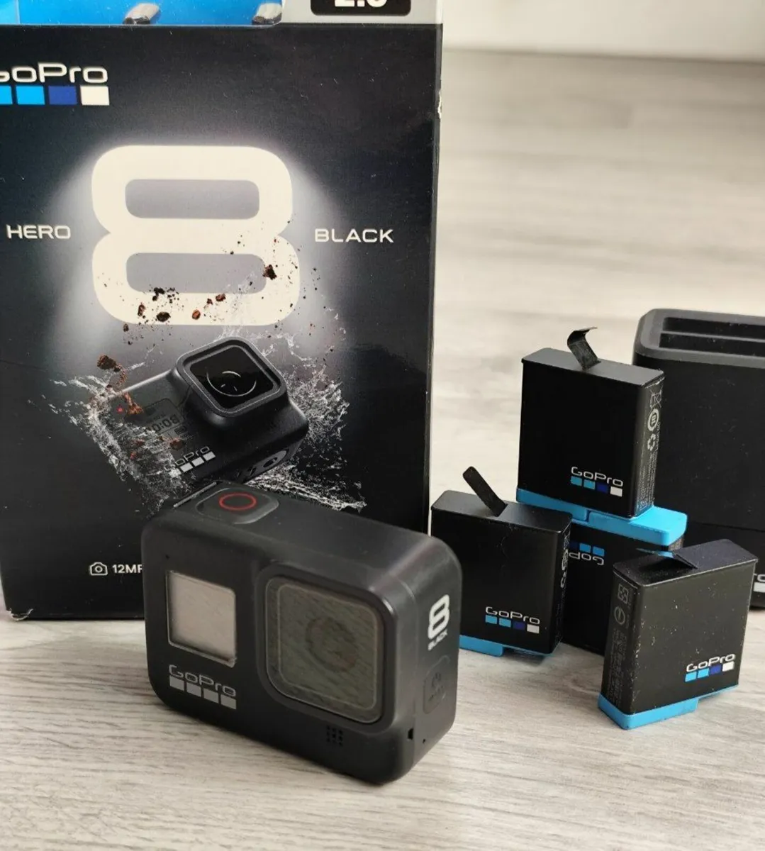 GoPro Hero 8 + 5x Batteries - Image 1