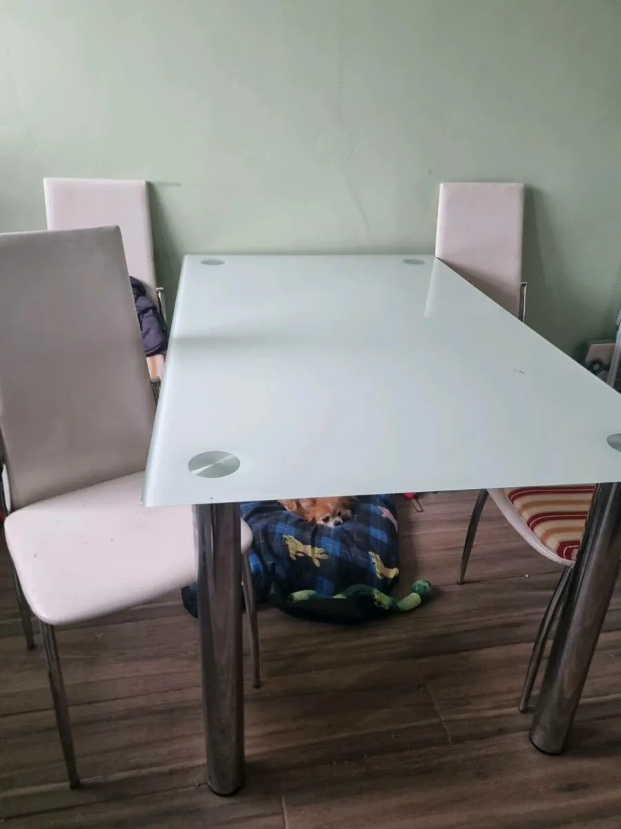 Table +4 chairs - Image 1