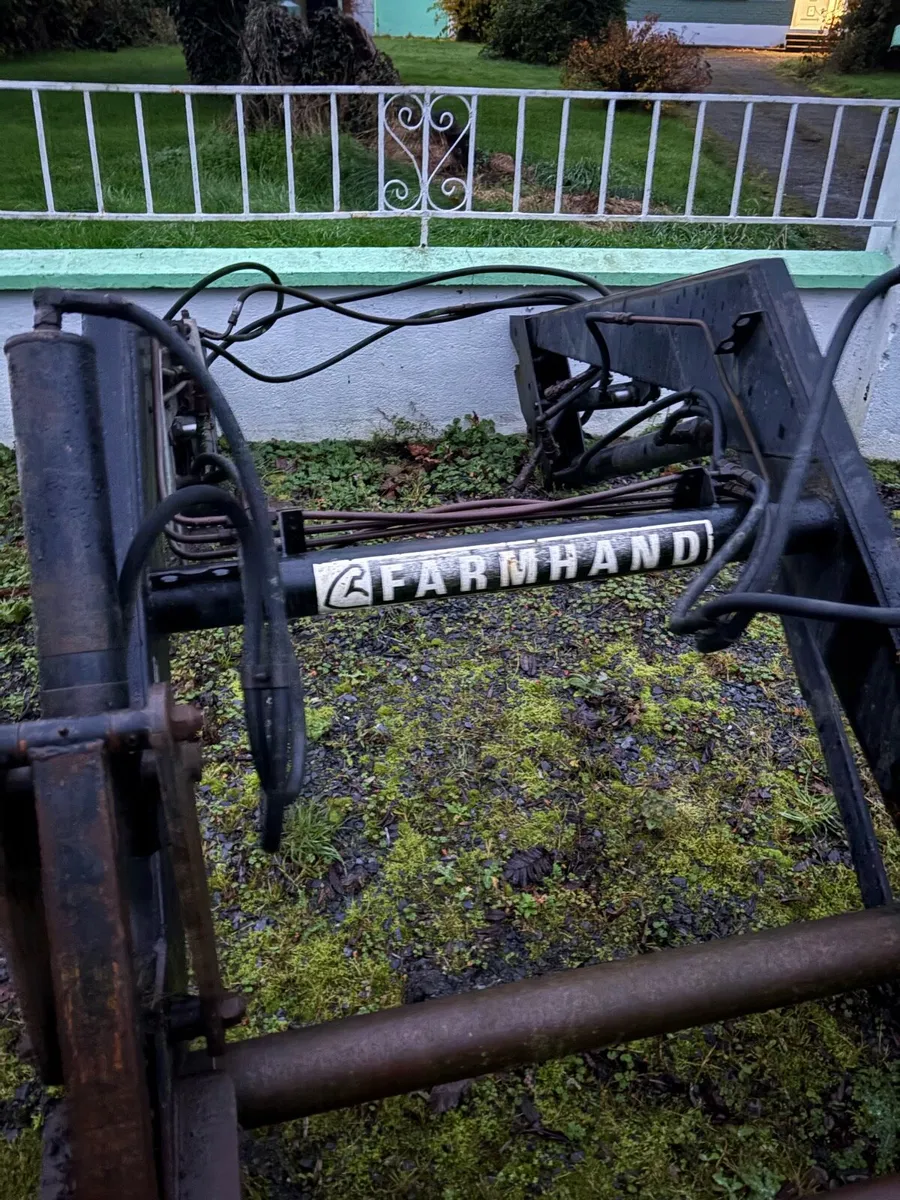 Farmhand Tractor loader - Image 2