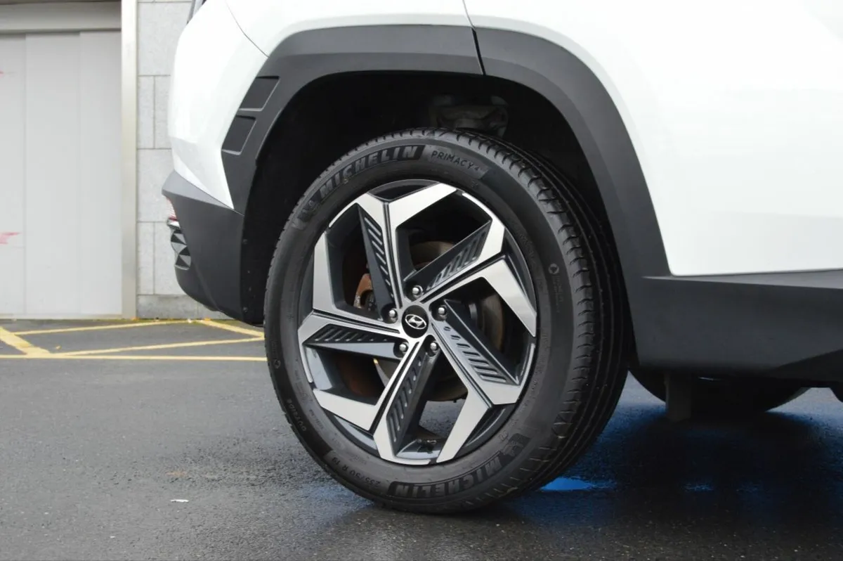 Hyundai Tucson 2WD Executive Plus HEV Auto 2 Tone - Image 4