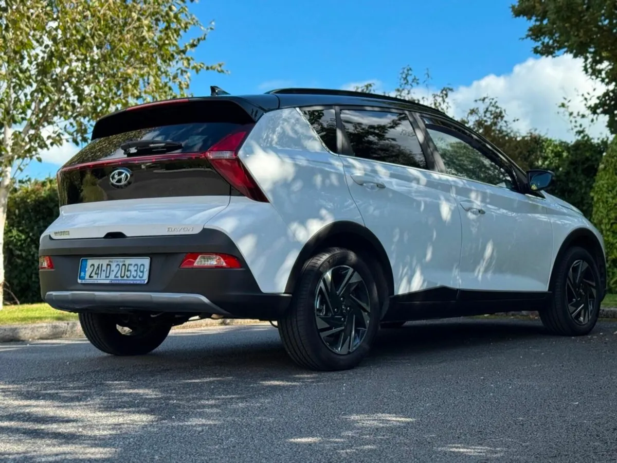 Hyundai Bayon Executive 5DR 2 Tone Black Roof - Image 2