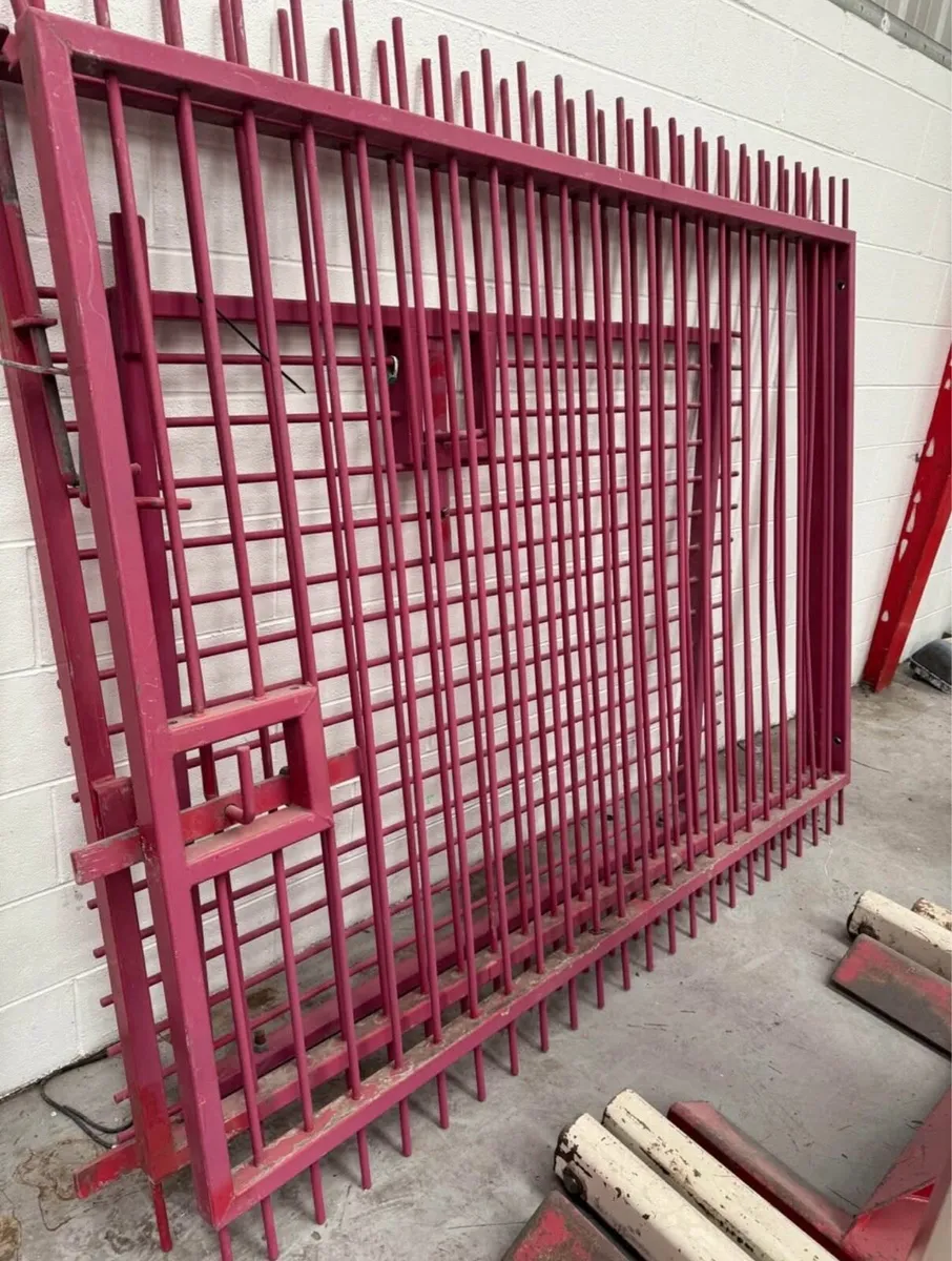 HEAVY SOLID BAR GALVANISED FENCING - Image 1