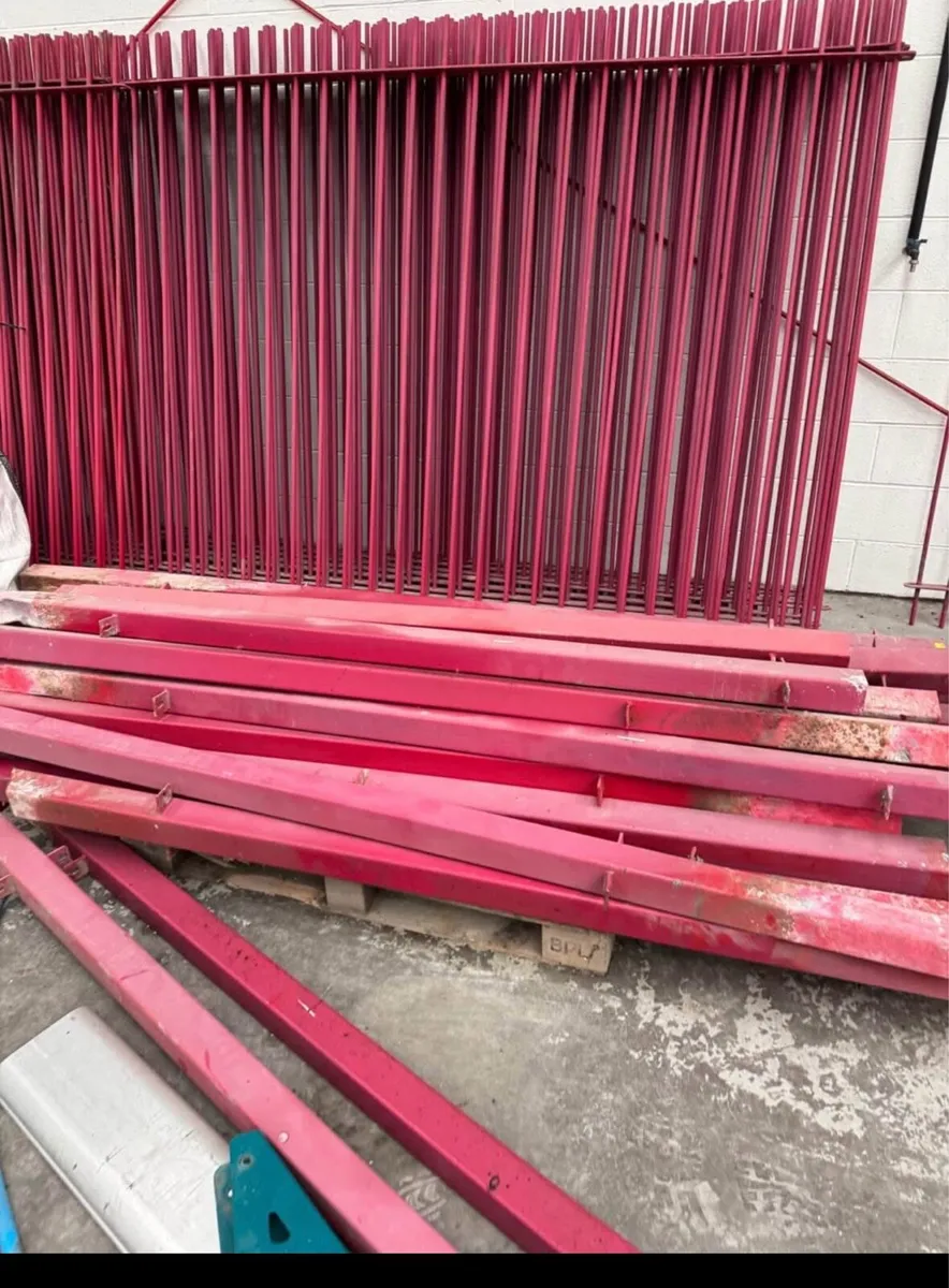 HEAVY SOLID BAR GALVANISED FENCING - Image 3
