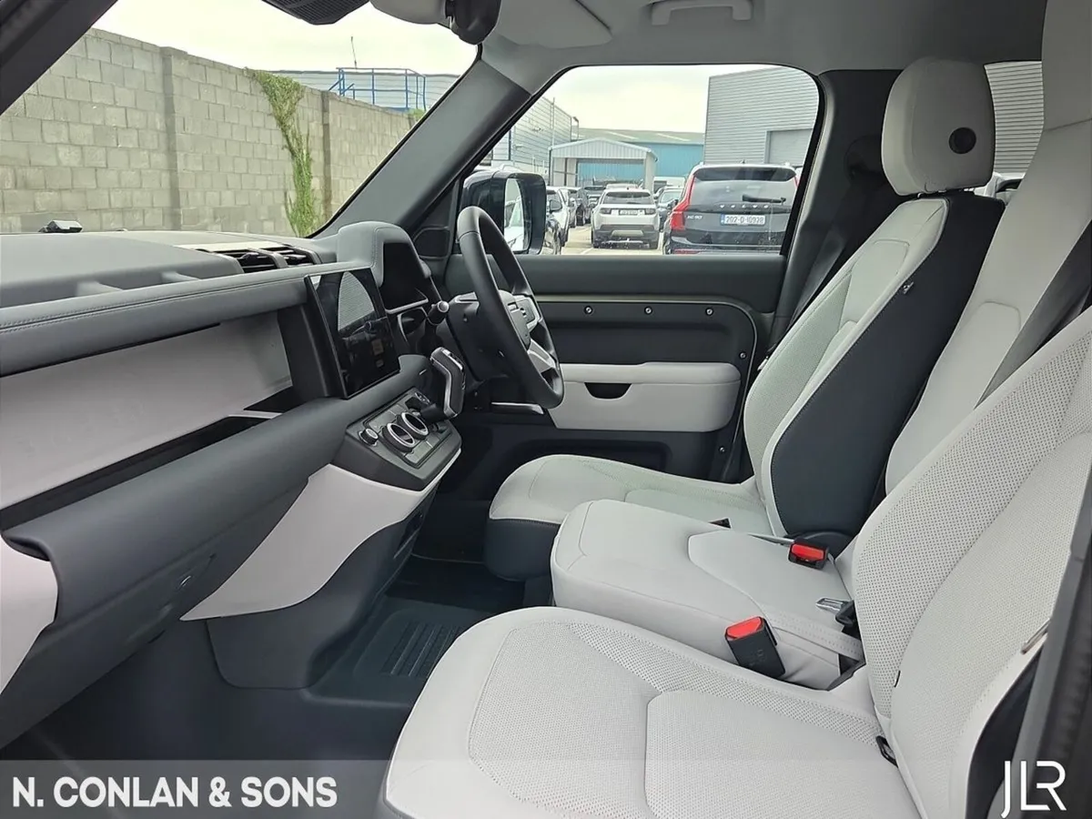 Land Rover Defender PHEV X-DYNAMIC SE 6 SEATER *5 - Image 3