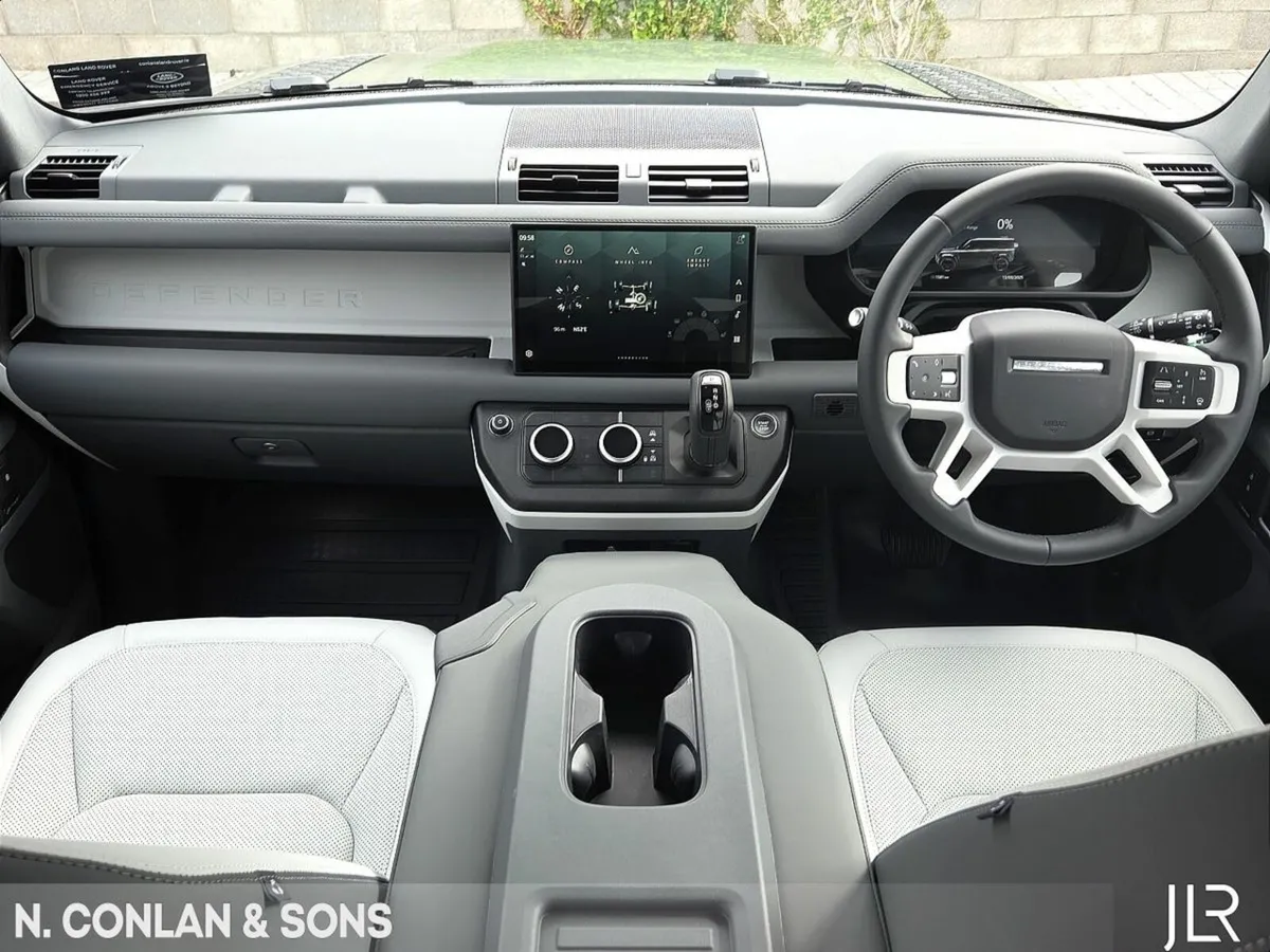 Land Rover Defender PHEV X-DYNAMIC SE 6 SEATER *5 - Image 4