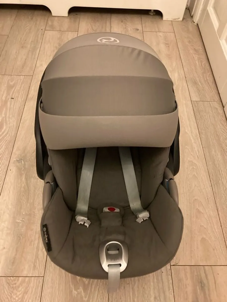 Cybex Cloud Z iSize & Isofix base (inc. Rain Cover & Newborn Insert) - Image 2