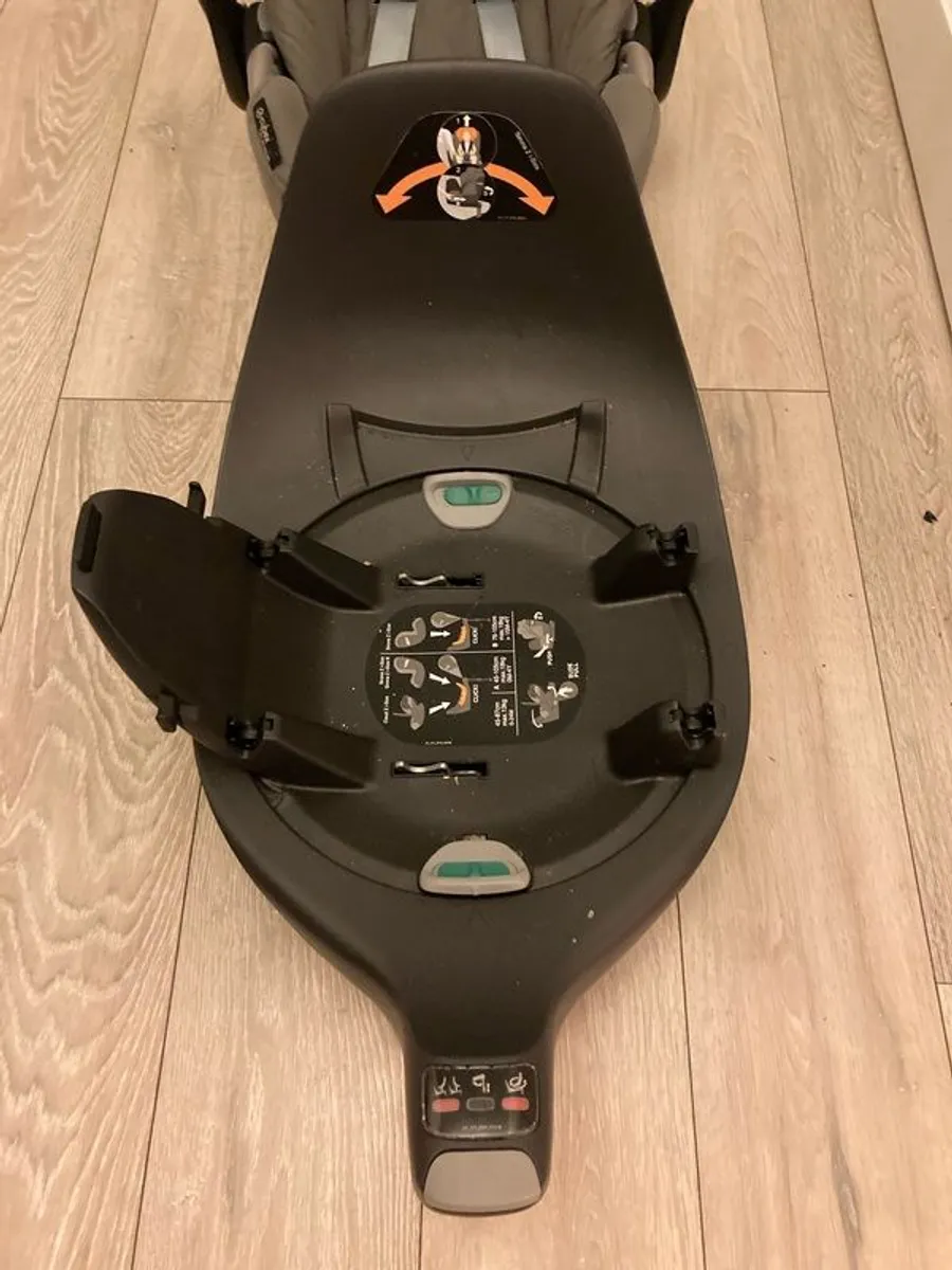 Cybex Cloud Z iSize & Isofix base (inc. Rain Cover & Newborn Insert) - Image 3