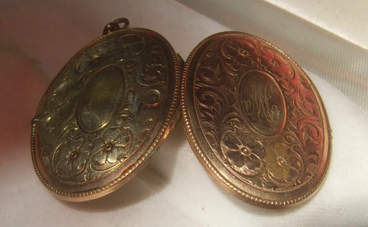 Large Vintage 9ct Gold Opening Locket - Image 3