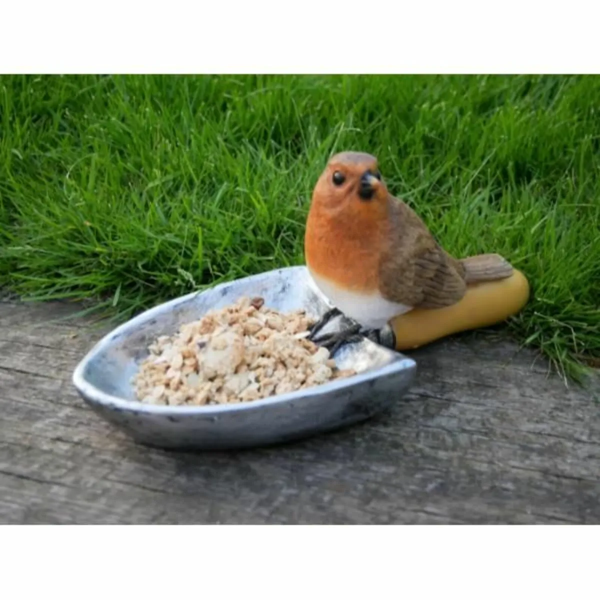 Bird Feeder Robin on Spade D7536
