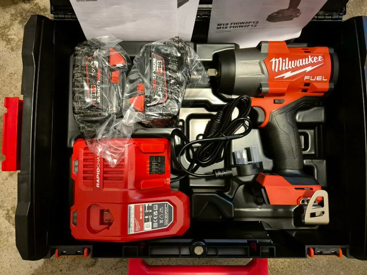 Milwaukee M18 Fuel 1/2' High Tourqe Wrench Kit - Image 2