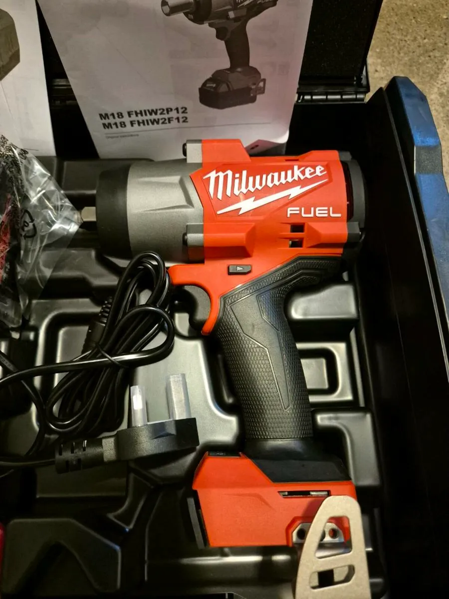 Milwaukee M18 Fuel 1/2' High Tourqe Wrench Kit - Image 3