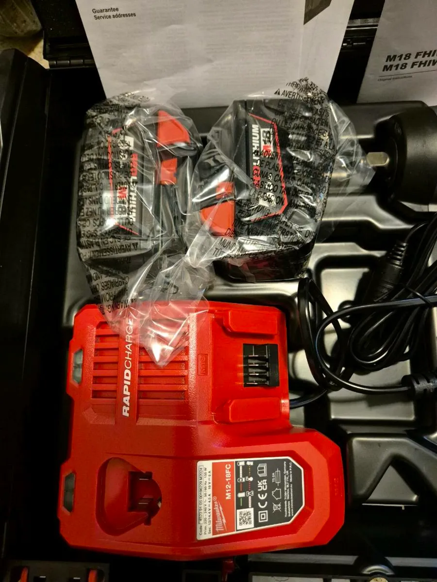 Milwaukee M18 Fuel 1/2' High Tourqe Wrench Kit - Image 4