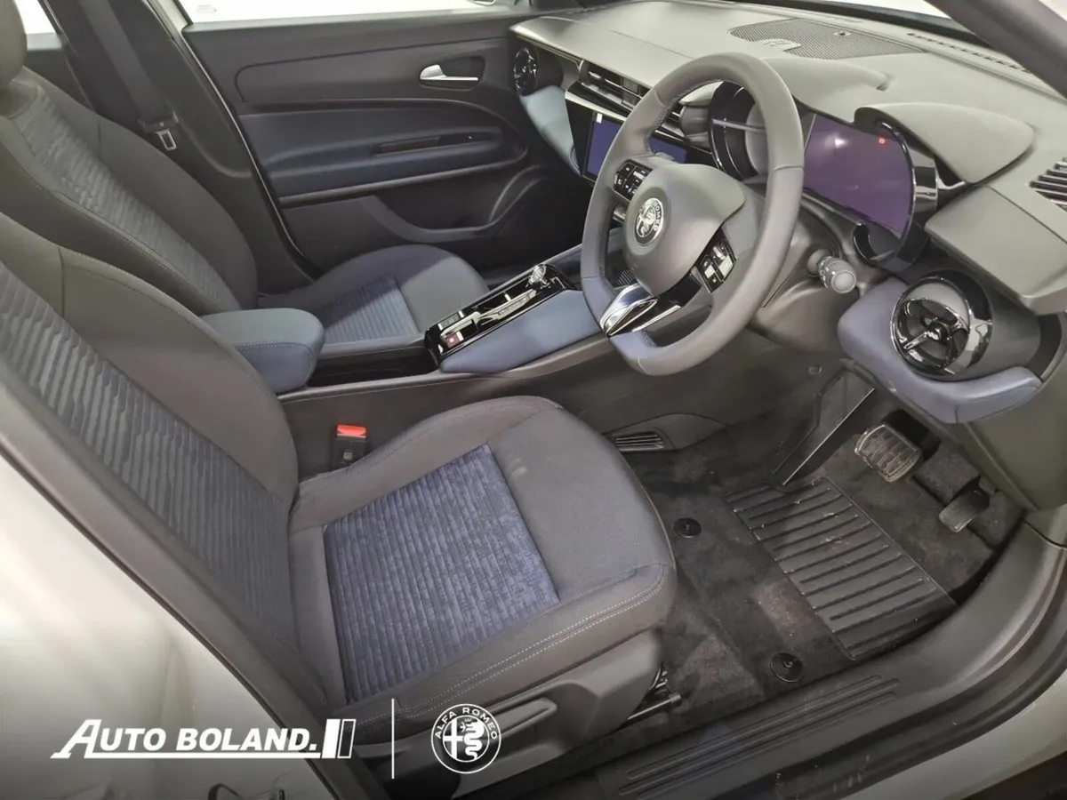 Alfa Romeo Junior Ibrida 1.2 HYBRID 136HP - Image 3