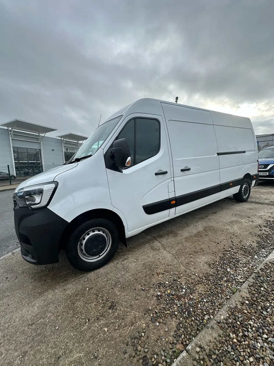2022 renault master no vat - Image 2