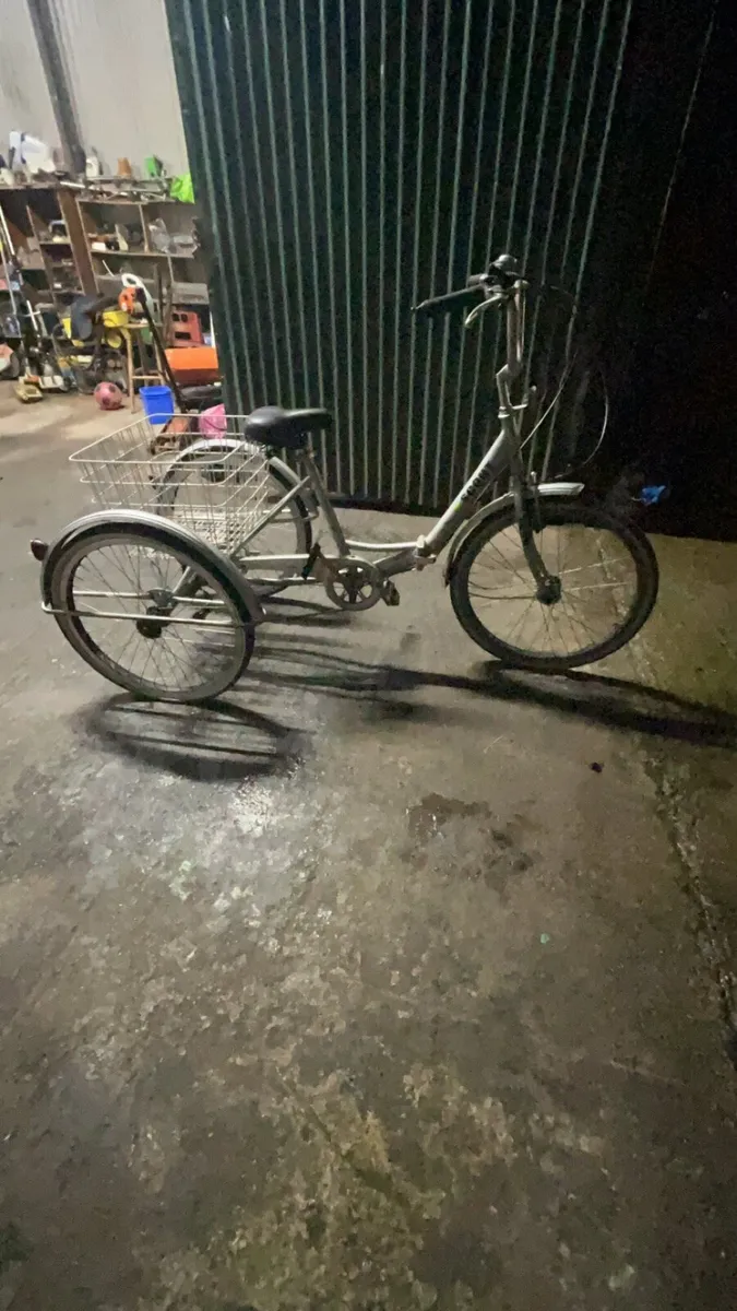 Child’s bike with basket - Image 3