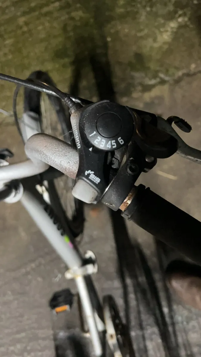 Child’s bike with basket - Image 4