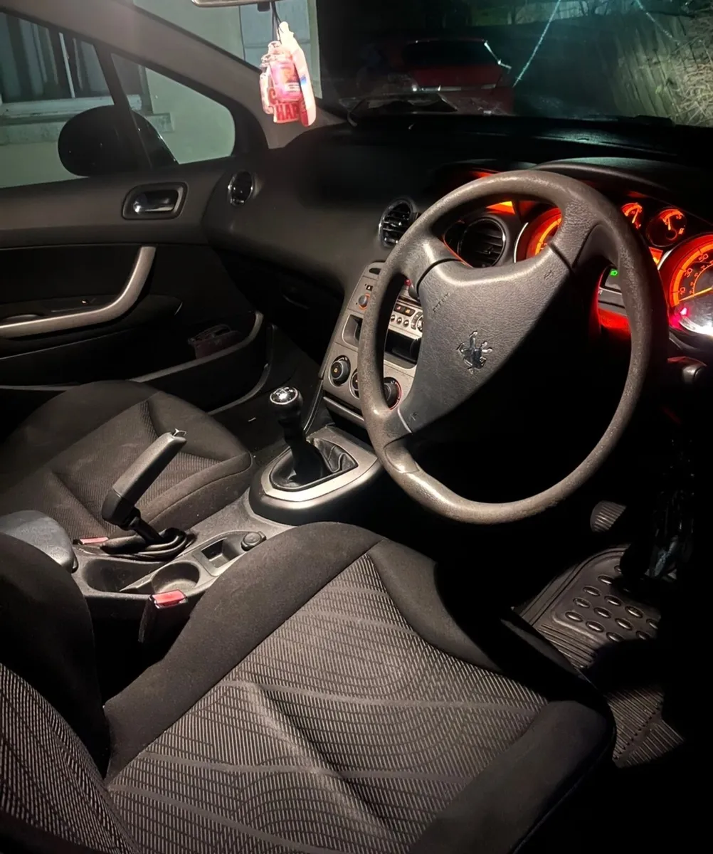 Peugeot 308 2010 - Image 2