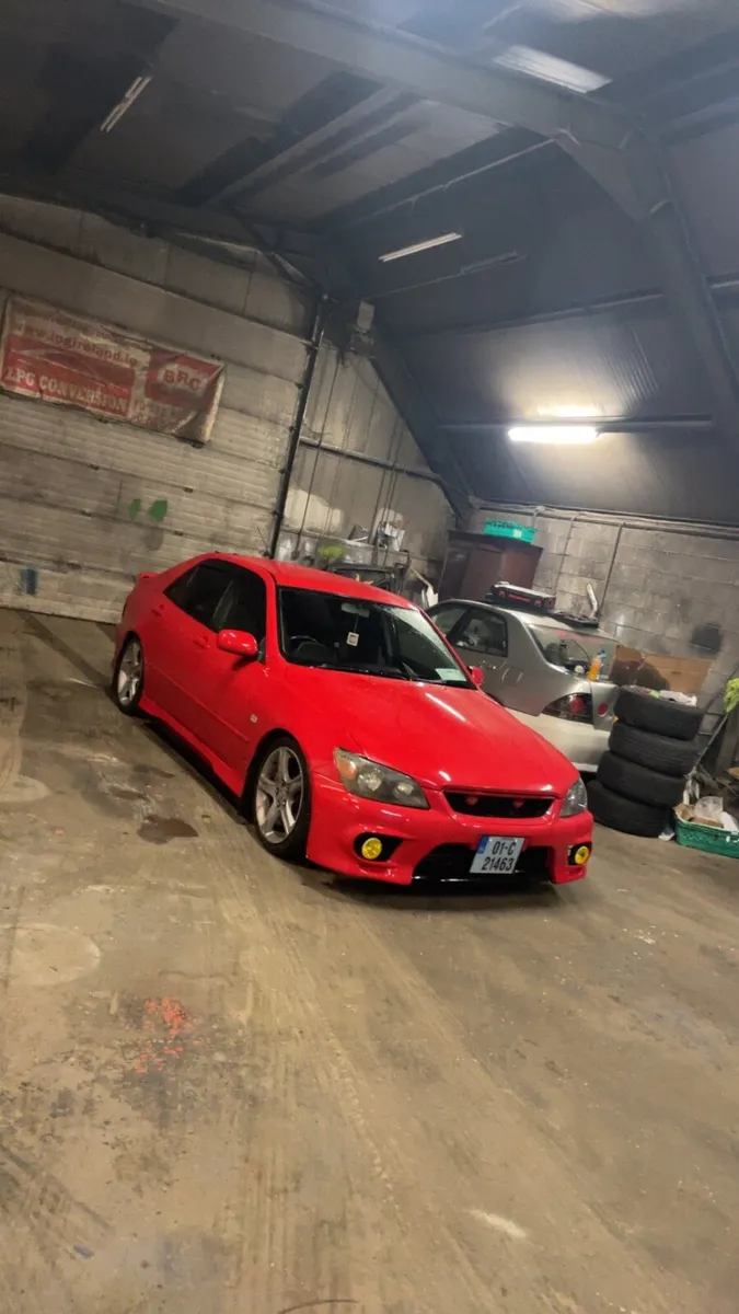 Is200 2001 - Image 1