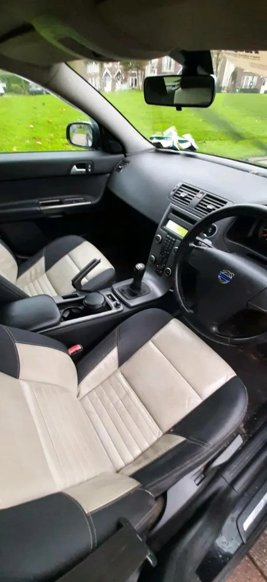 2008 Volvo V50 2 l diesel estate - Image 4