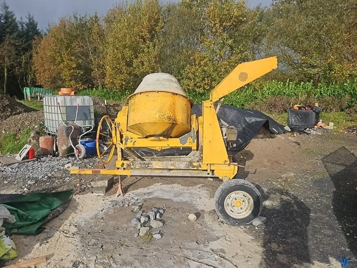 3 bag cement mixer on hitch - Image 1