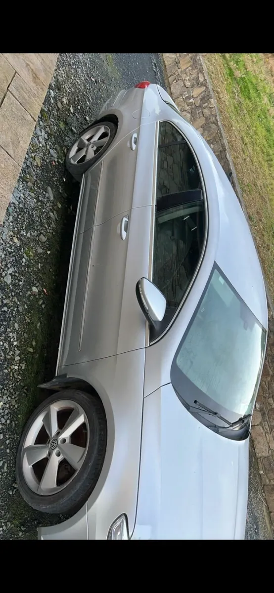 Volkswagen Passat 2010 - Image 2