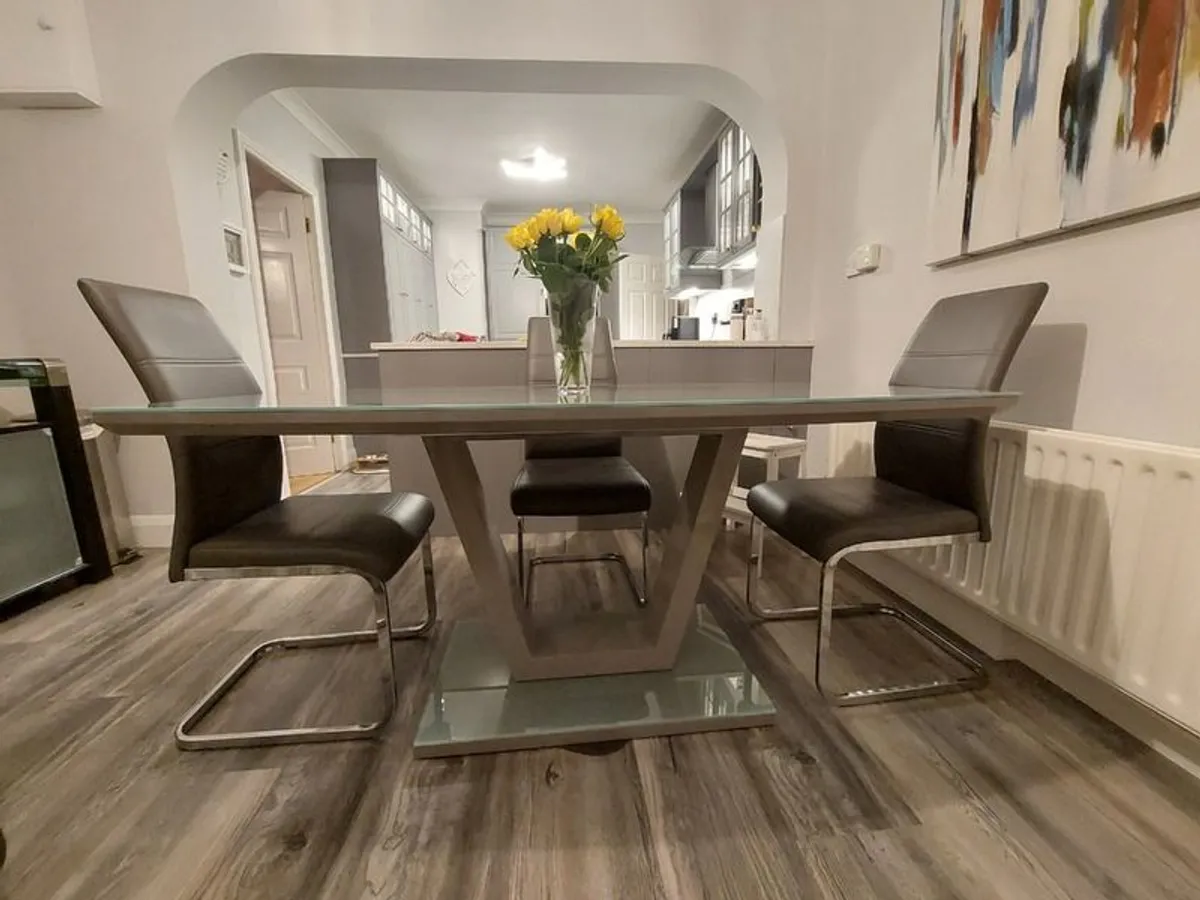 Dining table and 6 Chairs - Image 1