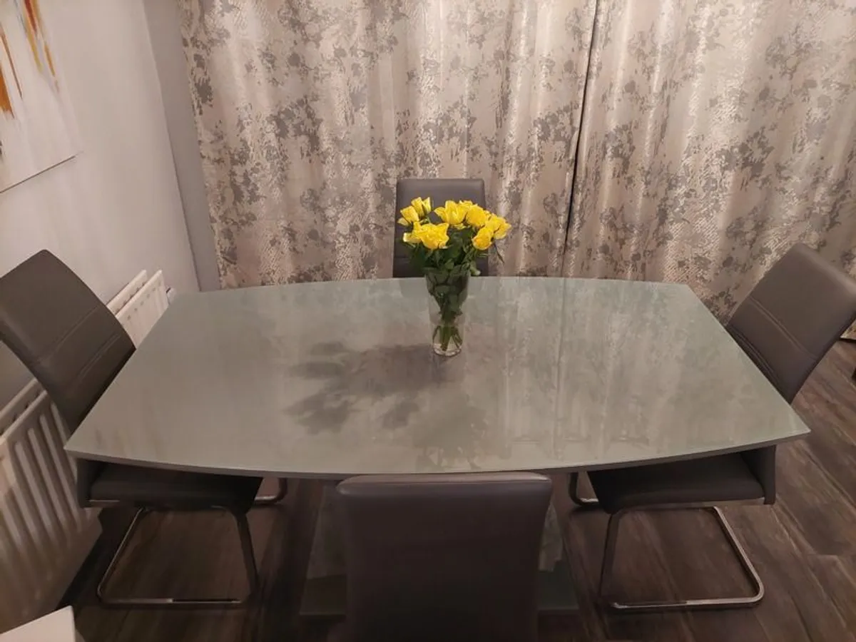 Dining table and 6 Chairs - Image 2