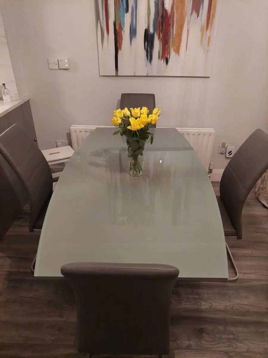 Dining table and 6 Chairs - Image 3