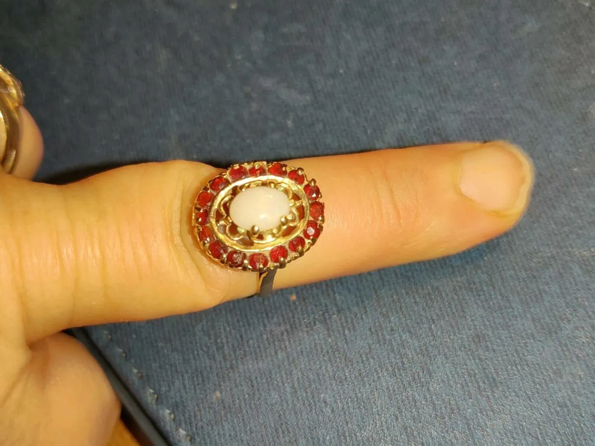 EDWARDIAN OPAL & GARNET, 9CT Thick Gold Dress Ring - Image 4