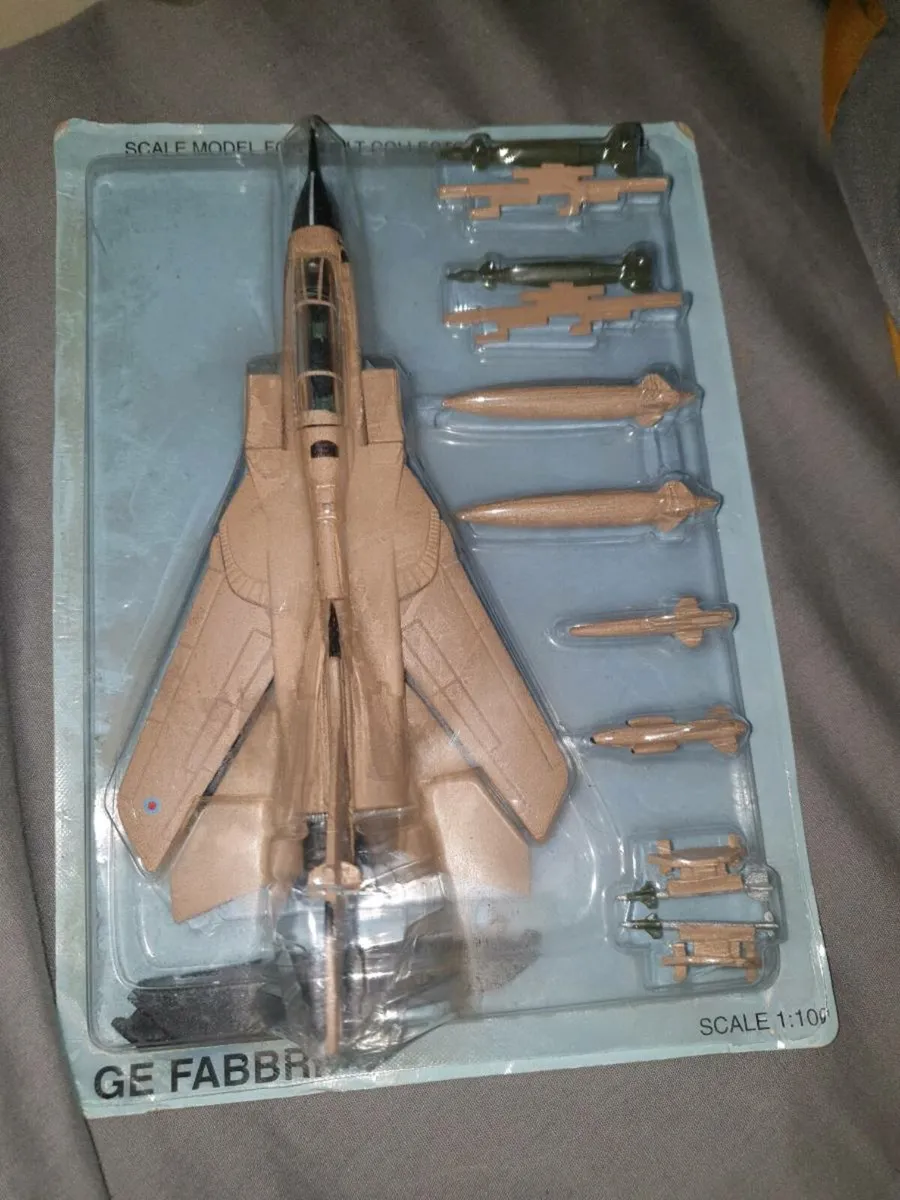 DEAGOSTINI  1.100 AIR COMBAT SCALE .1.10 SCALE..