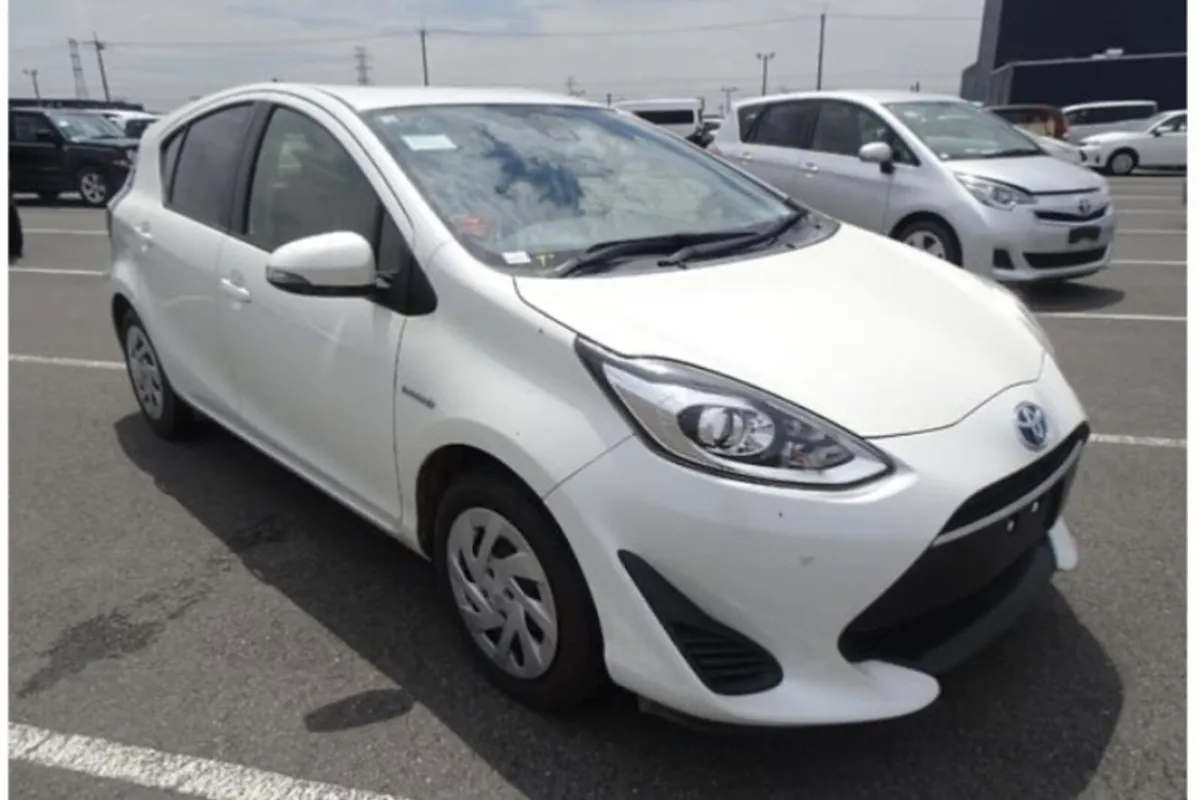 Toyota Aqua 2019 Hybrid Perla White - Image 1