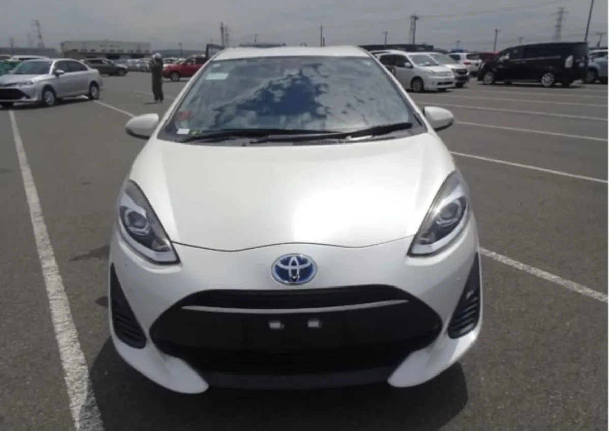Toyota Aqua 2019 Hybrid Perla White - Image 2