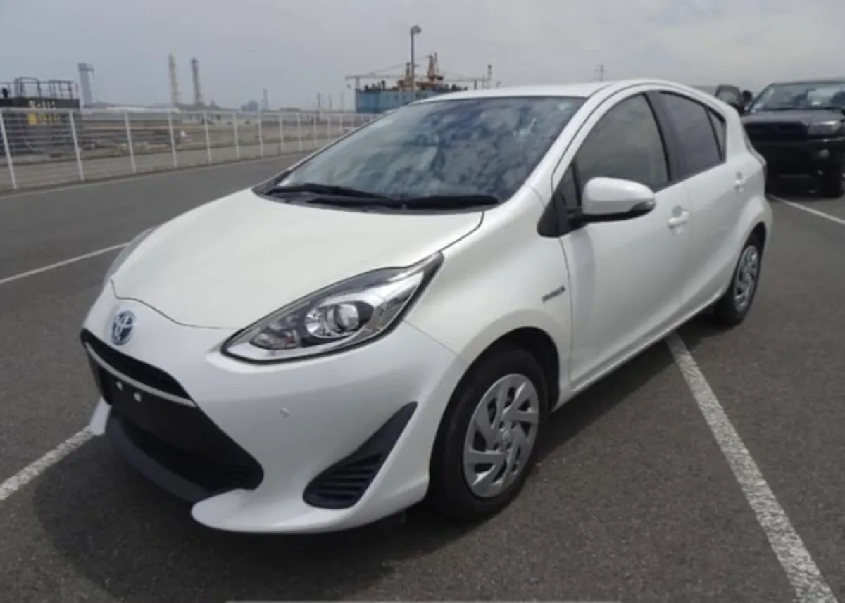 Toyota Aqua 2019 Hybrid Perla White - Image 3