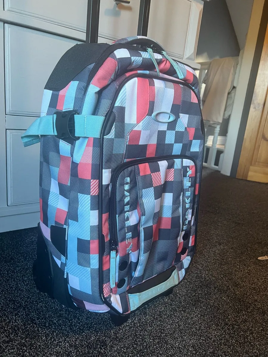 Oakley suit case - Image 1