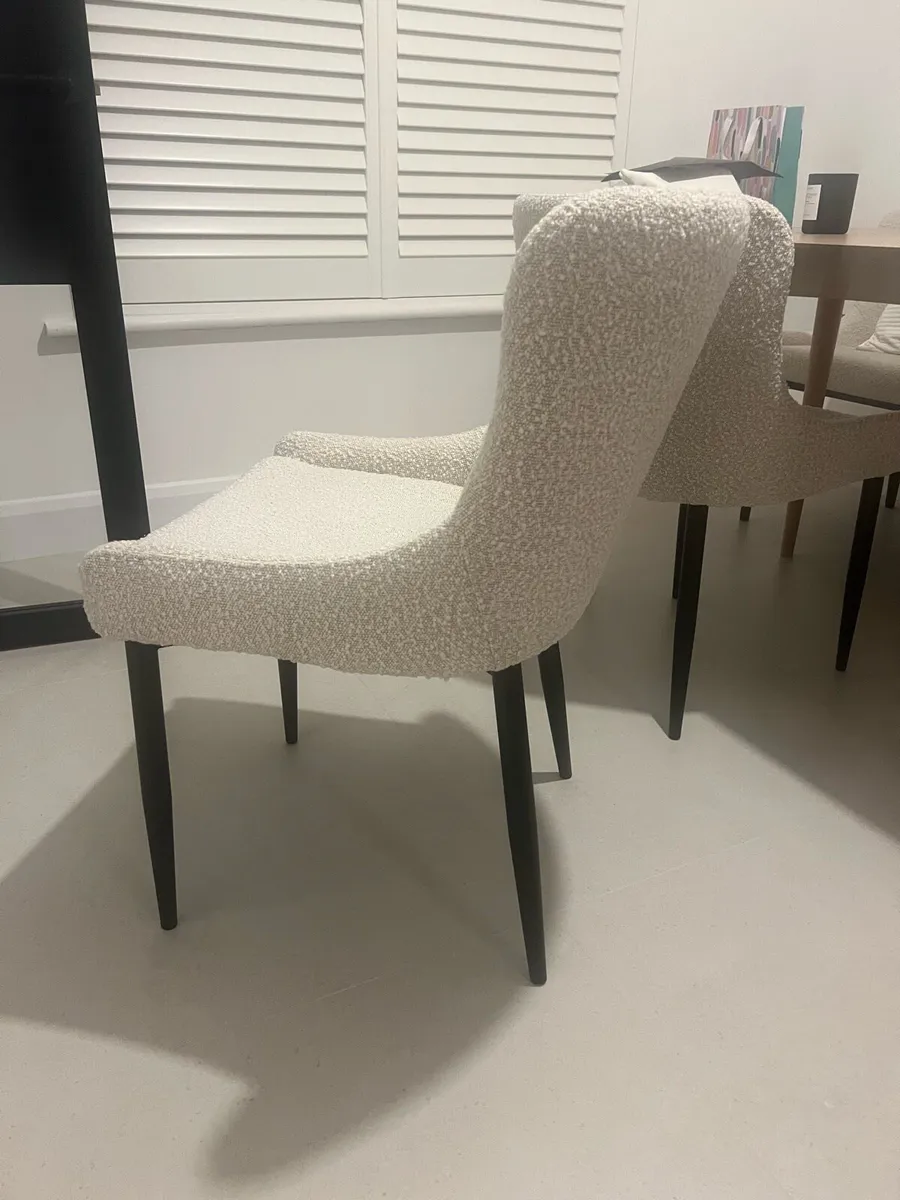 Set of boucle chairs - Image 1