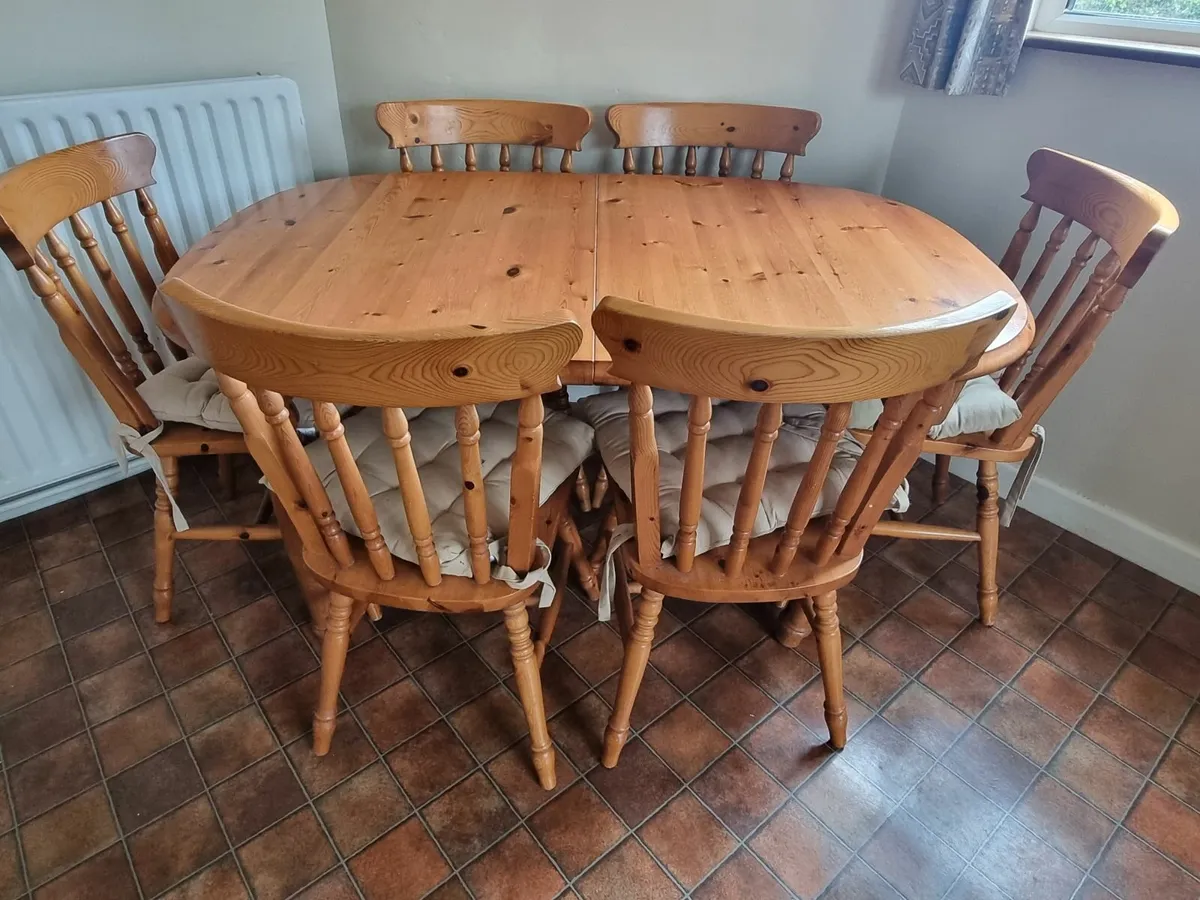 Pine Kitchen Table and 6 chairs - Image 1
