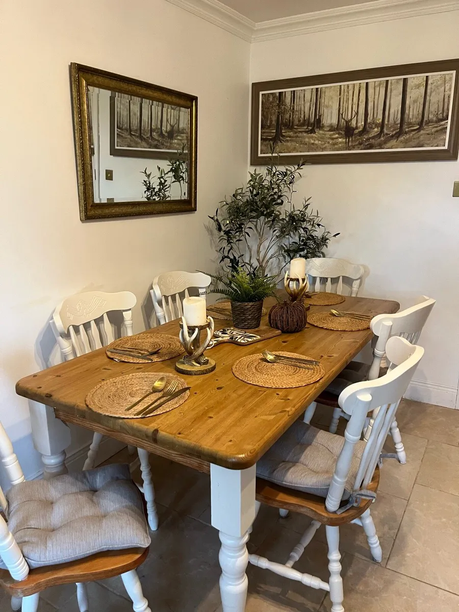 Table and chairs - Image 1