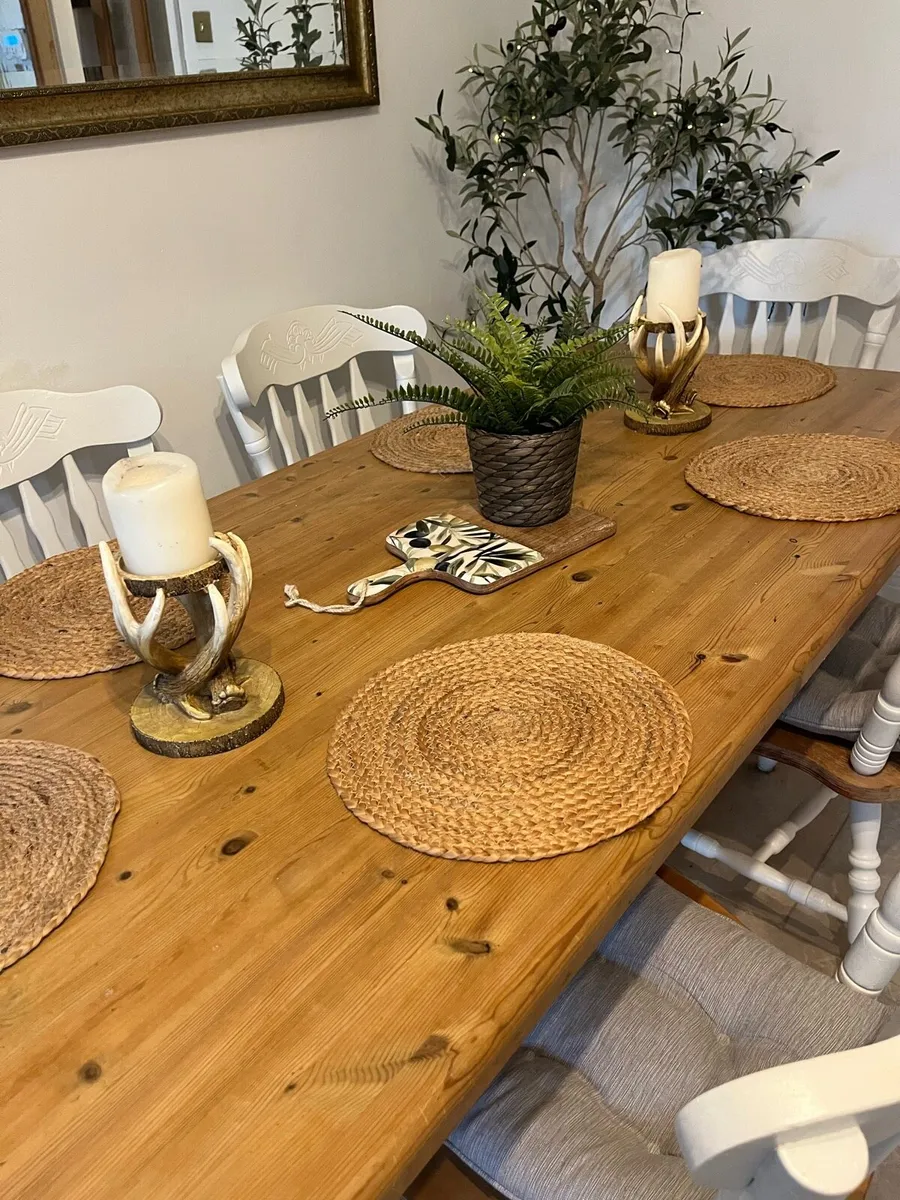 Table and chairs - Image 2