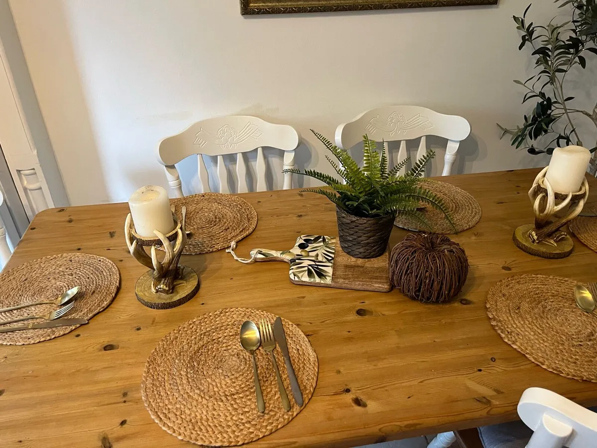 Table and chairs - Image 4