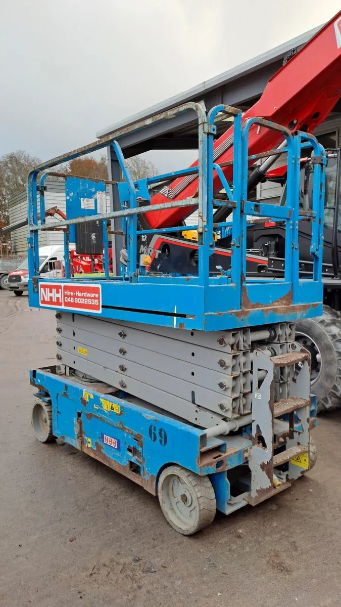 GENIE 32FT SCISSOR LIFT - Image 1