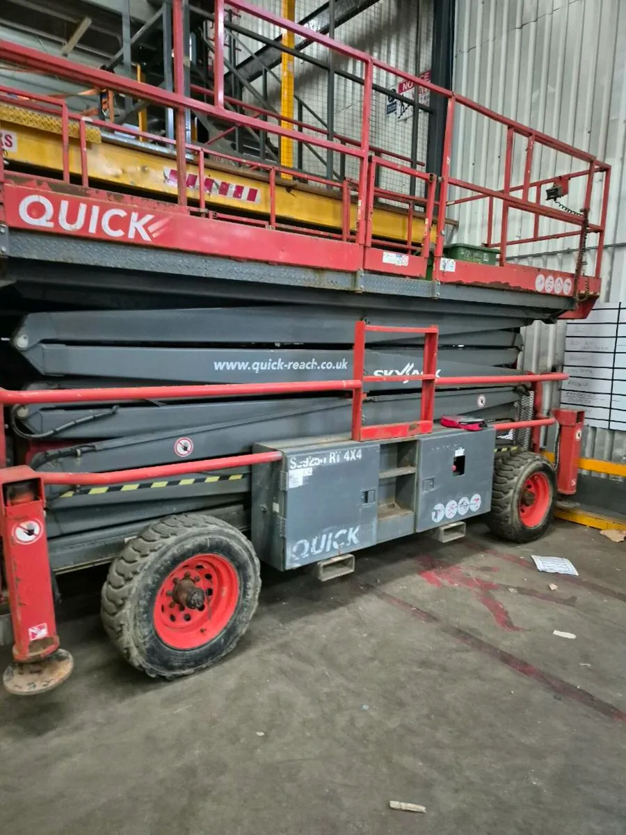 Diesel scissors lift. - Image 2