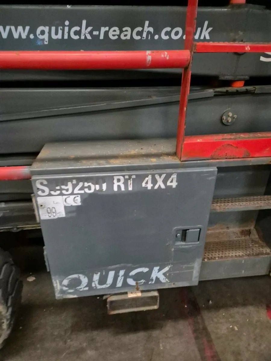 Diesel scissors lift. - Image 3