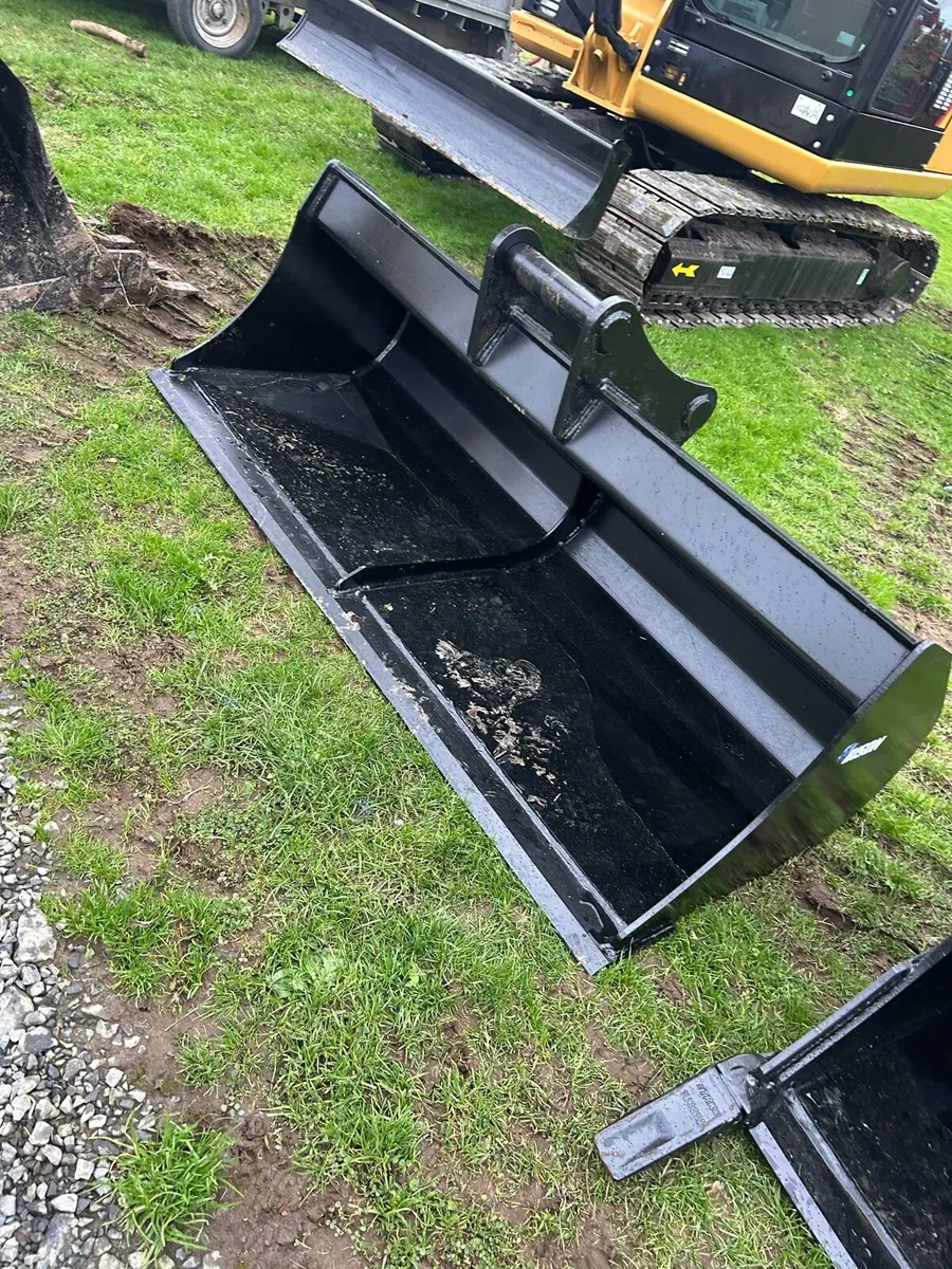 Unused Bison digger buckets for sale - Image 1