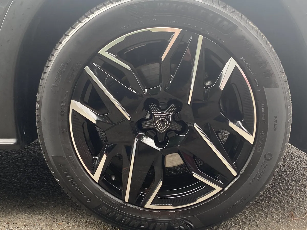 Peugeot 5008 1.2 HYBRID 145bhp E-DCS6 Allure - Image 4