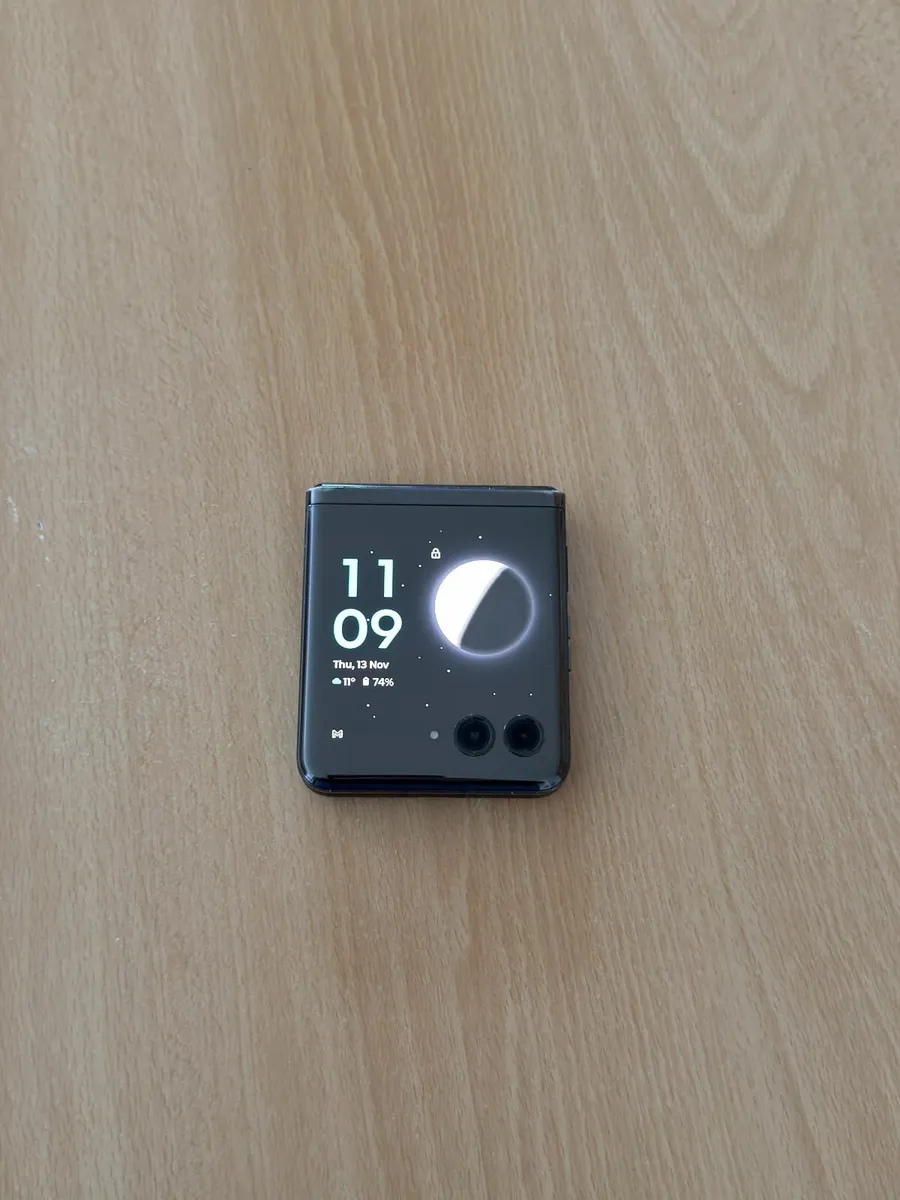 Motorola RAZR 40 Ultra Black - Image 2