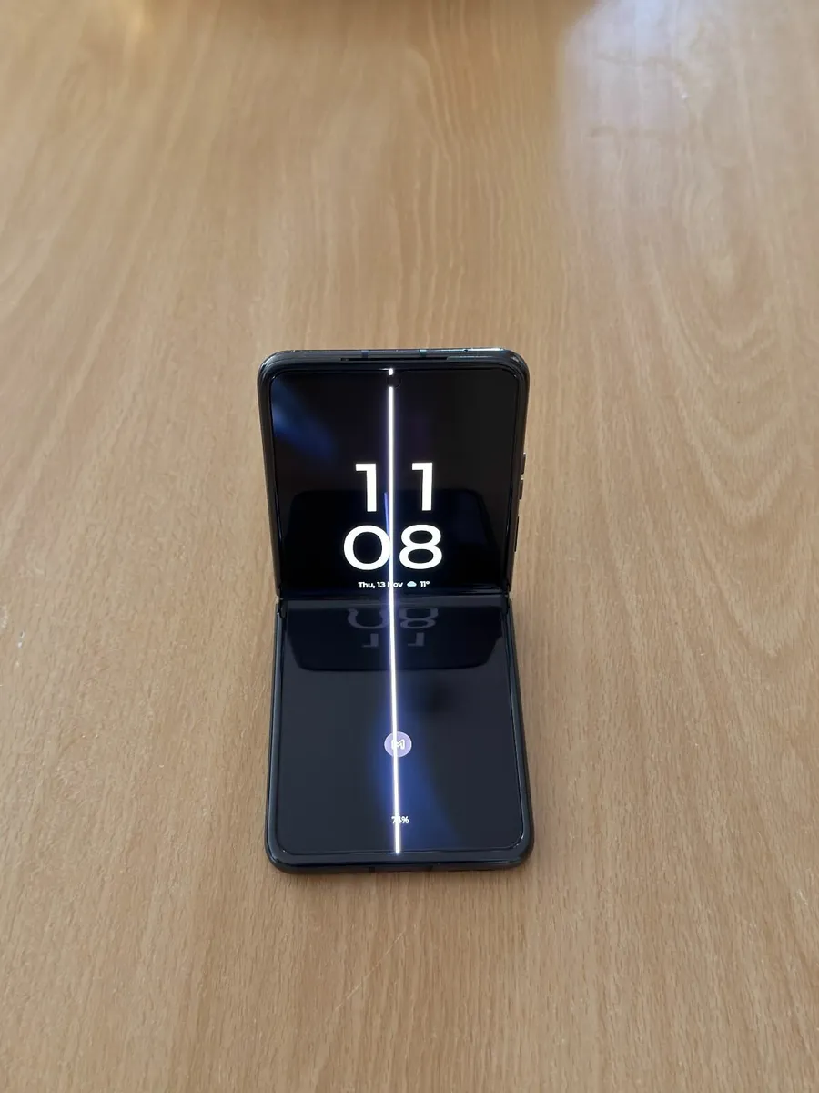 Motorola RAZR 40 Ultra Black - Image 3