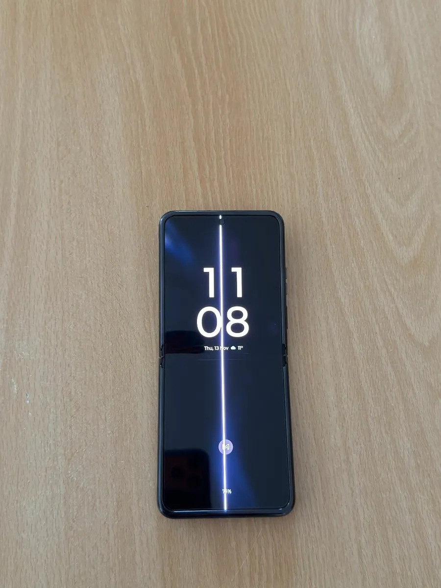 Motorola RAZR 40 Ultra Black - Image 4