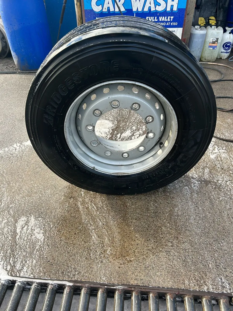 385/55R22.5 Bridgestone steers on rims - Image 1